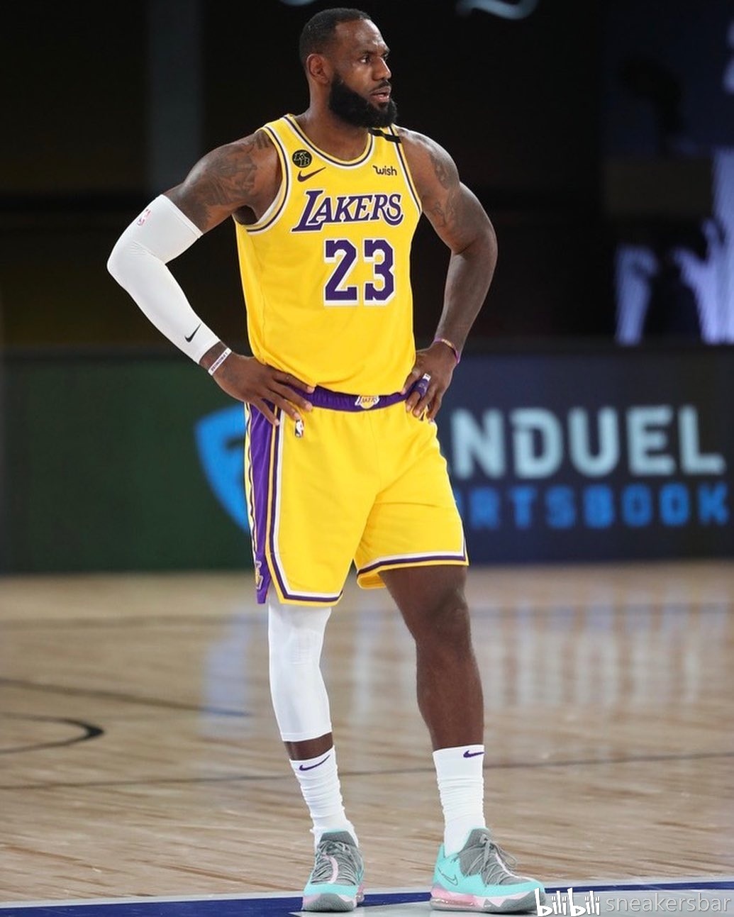 侧翼的跟进 侧翼的跟进